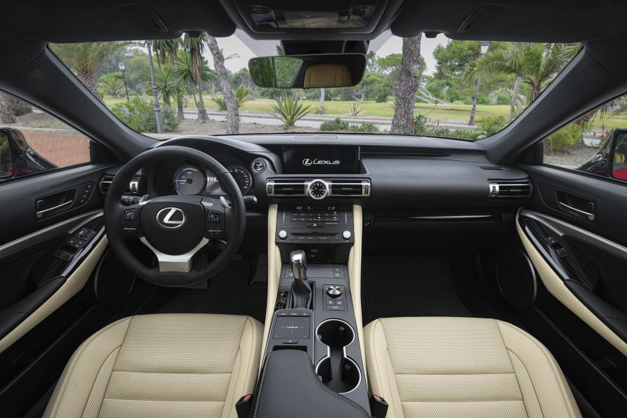 Торпедо Lexus RC300h 2018 года  (WW) (фото 25 из 139)